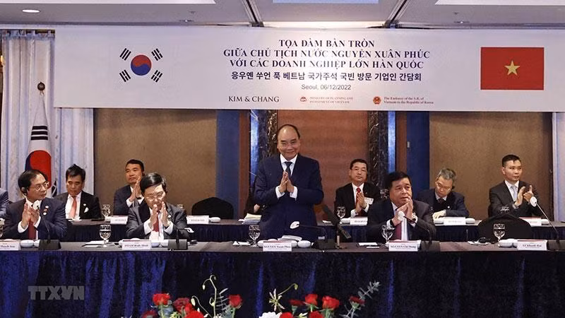 阮春福主席主持韩国金融银行领域大型公司座谈会。（图片来源：越通社）