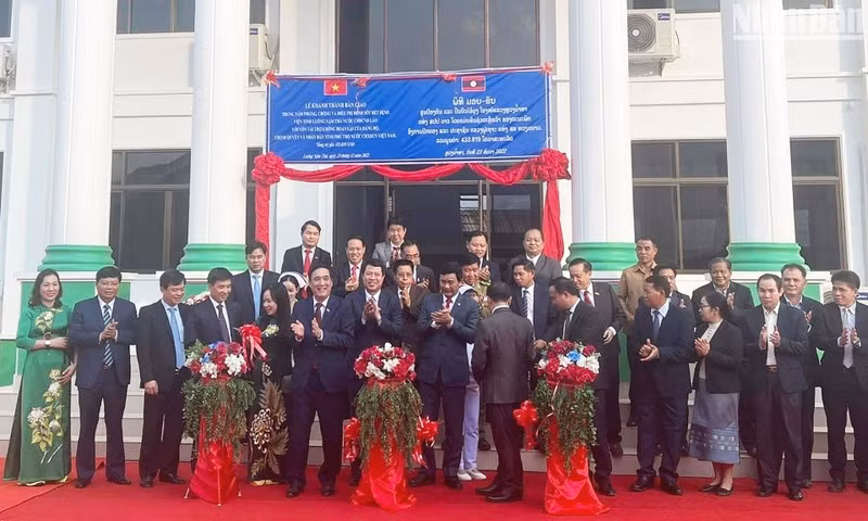 老挝琅南塔省疟疾防治中心移交仪式。