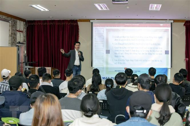 EPS办公室驻韩首席代表向在韩越南劳动者提供相关法律咨询信息。（图片来源：越通社）