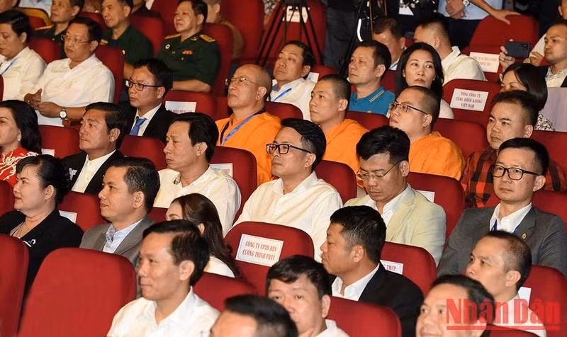 出席活动的代表们。