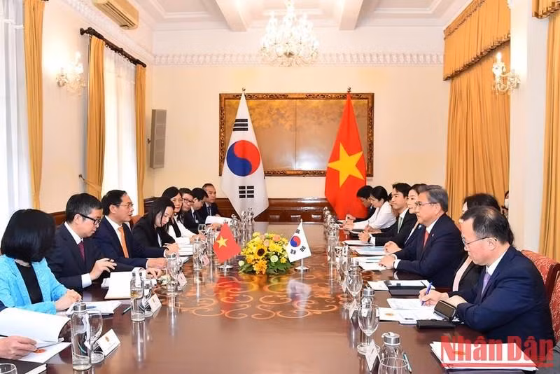 裴青山部长与韩国外交部长朴振举行会谈。