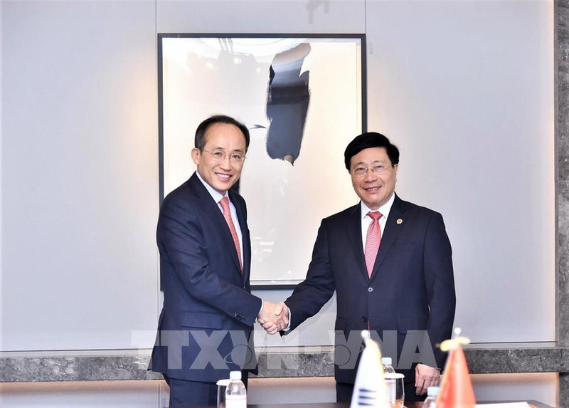 越南政府常务副总理范平明会见韩国经济副总理兼企划财政部长官秋庆镐。（图片来源：越通社）