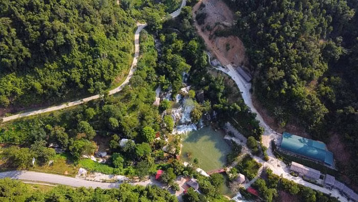 瀑布紧邻279国道,交通十分便于游客游览和野餐。 瀑布紧邻279国道,交通十分便于游客游览和野餐。