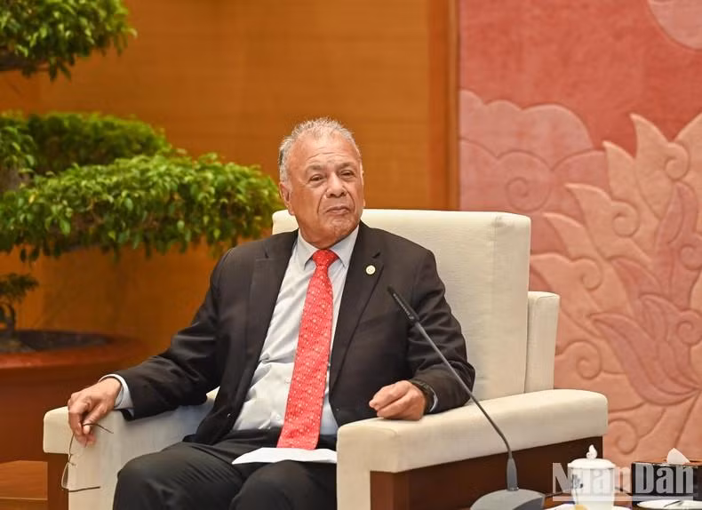 墨西哥劳动党总书记阿尔贝托•安纳亚•古铁雷斯发表讲话。