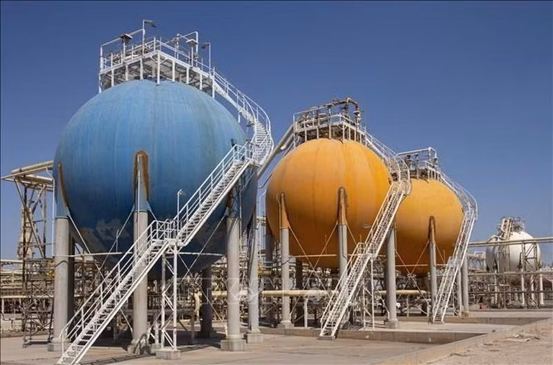 伊拉克霍尔祖拜尔一家石油和天然气厂的储油罐。（图片来源：法新社/越通社）