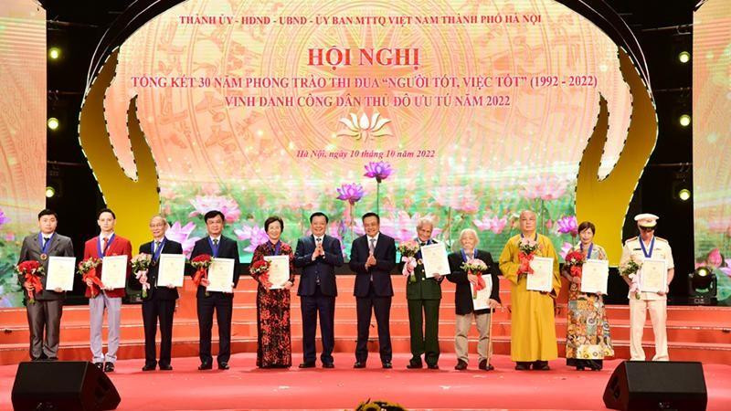 河内市领导代表向10名优秀公民授予2022年“优秀公民首都”称号。