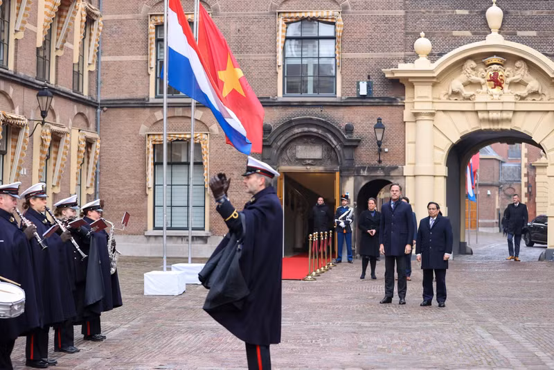 荷兰首相马克·吕特在首相府举行仪式，欢迎越南政府总理范明正一行对荷兰进行正式访问。（图片来源：VGP）