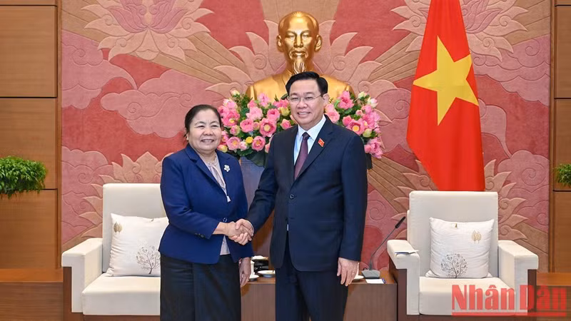 越南国会主席王廷惠会见老挝人民革命党中央组织部部长西赛•乐迪蒙。