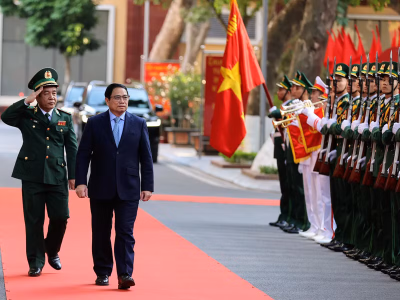 越南政府总理范明正视察边防部队司令部。（图片来源：VGP）