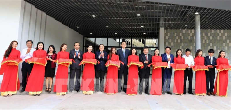 “研究实验室综合体”和“高科技大楼”两个工程落成典礼。（图片来源：越通社）