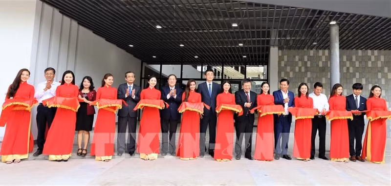 “研究实验室综合体”和“高科技大楼”两个工程落成典礼。（图片来源：越通社）