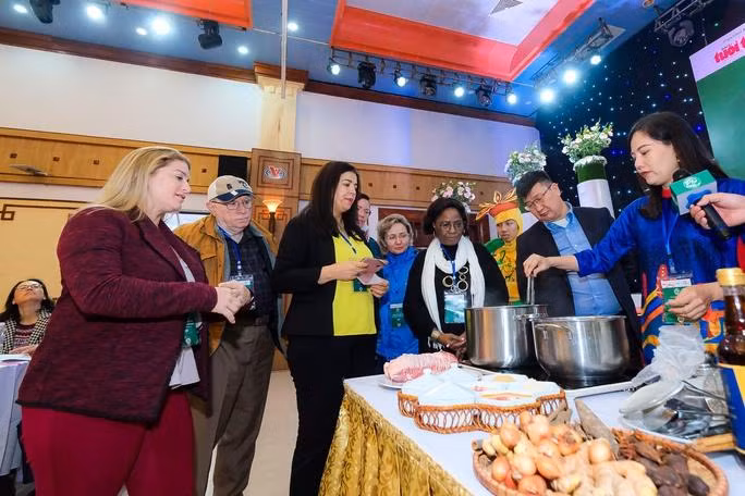 各国驻越南女大使、大使夫人品尝越南河粉。