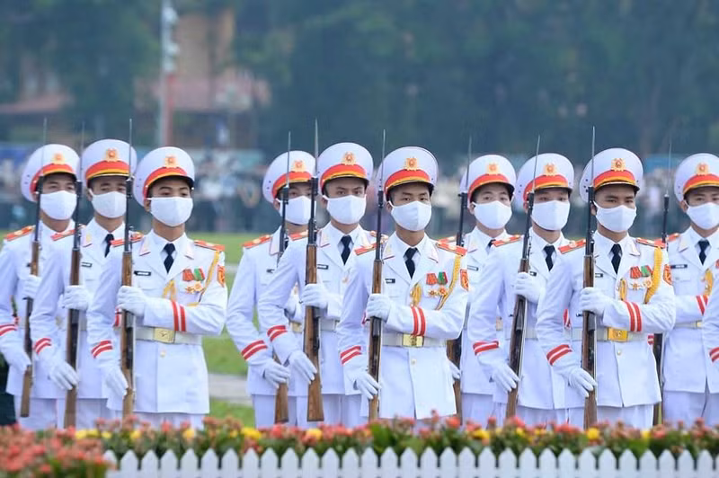 在升旗仪式上的各位标兵。（图片来源：越通社）
