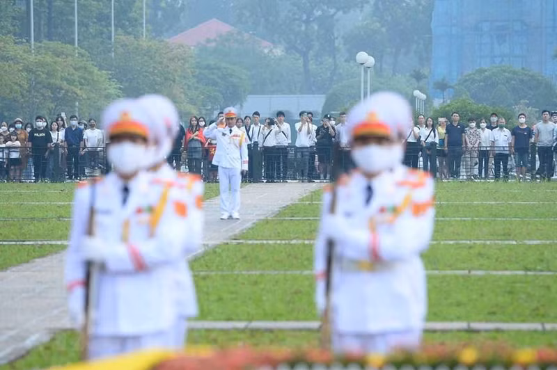 许多民众在巴亭广场见证这一神圣的时刻。（图片来源：越通社）