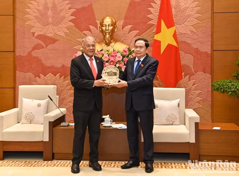 国会常务副主席陈青敏向墨西哥劳动党总书记阿尔贝托•安纳亚•古铁雷斯赠送纪念品。