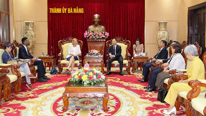 岘港市市委书记阮文广会见美国驻胡志明市总领事苏珊·伯恩斯。（图片来源：越通社）