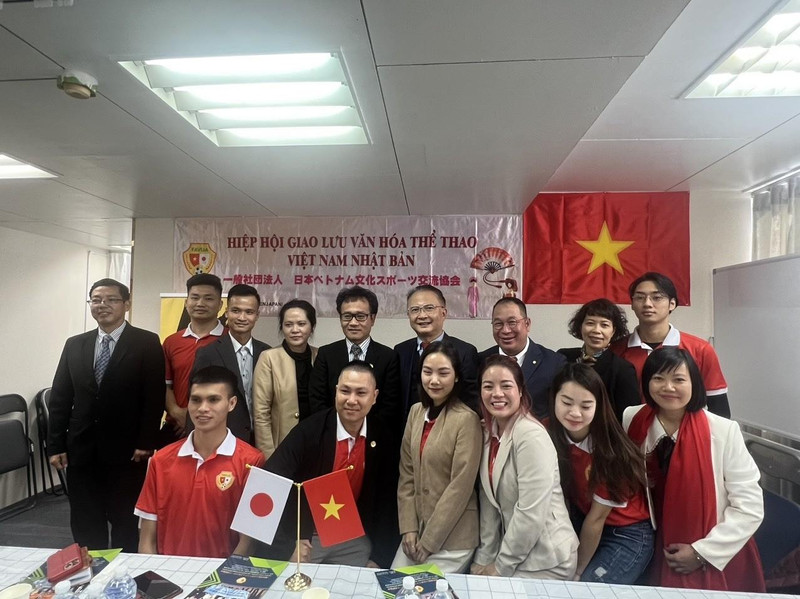 旅外越南人国家委员会代表团会见旅居日本越南人协会代表 。（图片来源：国际报）