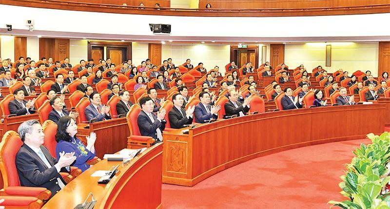 党、国家领导人出席闭幕会。