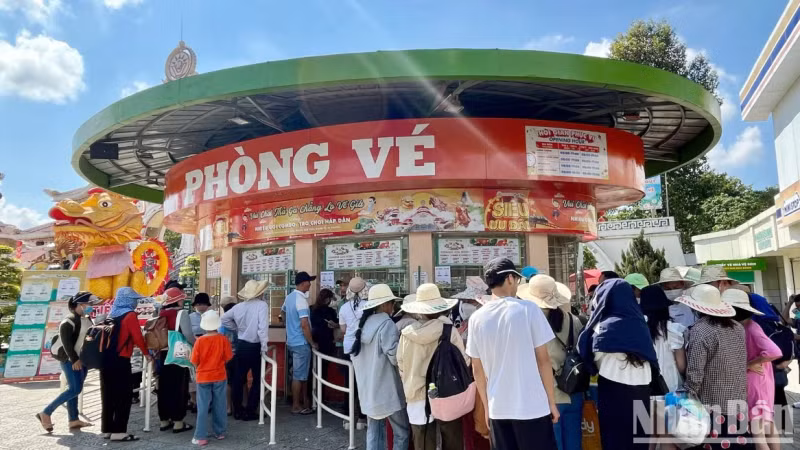 拍摄于仙泉主题乐园（守德市），从清晨起，游客就络绎不绝，排队等候购买门票。