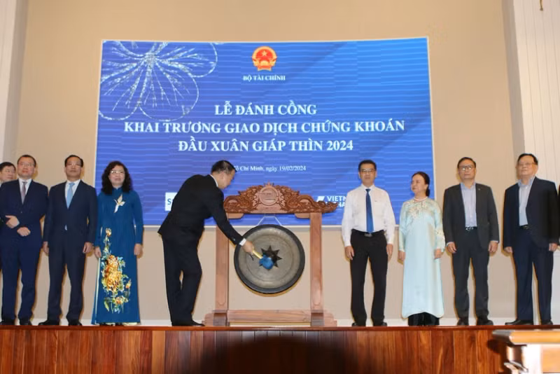 胡志明市证券交易所举行2024年新春开市敲锣仪式。（图片来源：越通社）