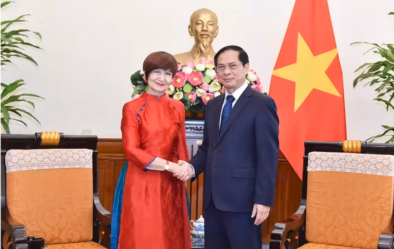 越南外交部长裴青山和联合国教科文组织大会主席西蒙娜-米雷拉·米库列斯库。（图片来源：国际报）