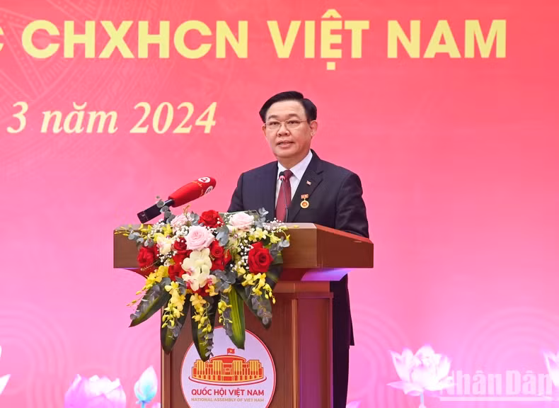 国会主席王廷惠发表讲话。