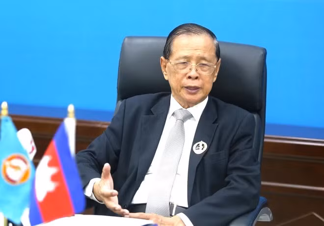 柬埔寨执政党人民党发言人索艾山接受越通社记者的采访。（图片来源：越通社）