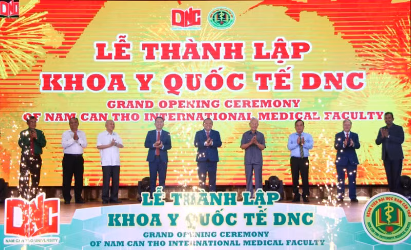 南芹苴大学举行仪式，宣布成立国际医学系的决定。