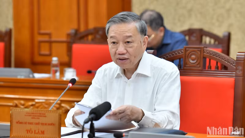 越共中央总书记、国家主席苏林在会上发表讲话。