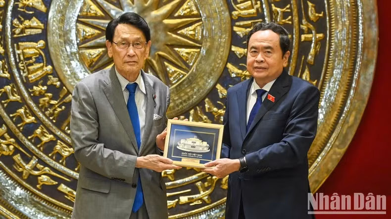 越南国会主席陈青敏向日本自民党政务调查会长渡海纪三朗赠送礼物。