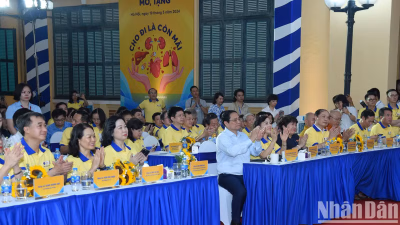 范明正总理和与会代表。