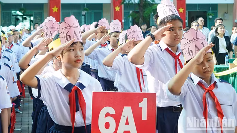 升旗仪式在庄严的气氛中拉开了黎成功初中新学年的序幕。
