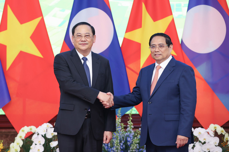 越南政府总理范明正会见老挝总理宋赛·西潘敦。(图片来源:VGP)