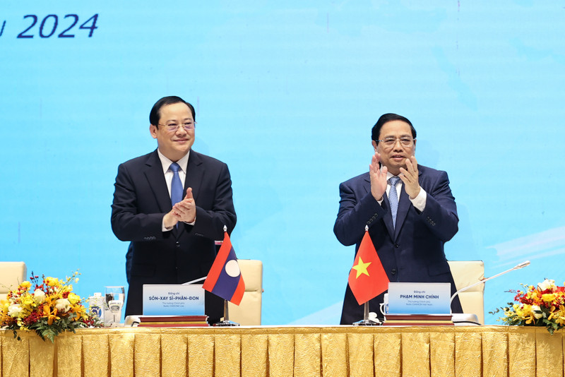 越老两国政府总理共同主持越老投资合作会议。（图片来源：VGP）