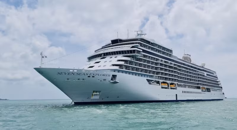 豪华邮轮七海探索者号停靠在芽庄港。