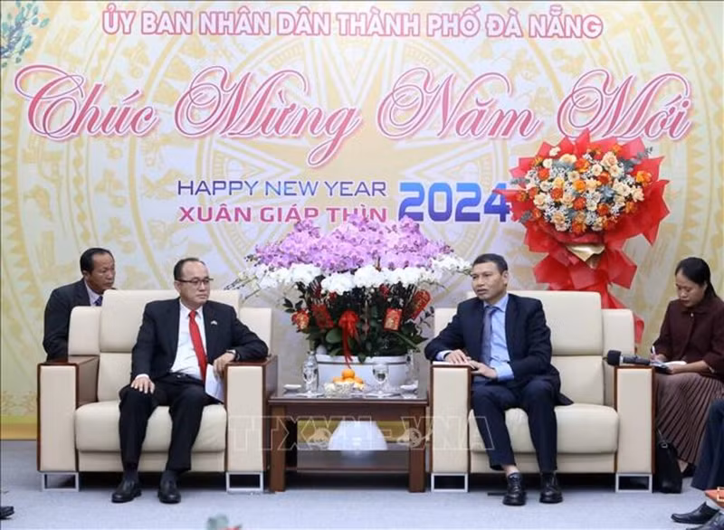 老挝占巴塞省省委常务委员、副省长、占巴塞省老越友好协会主席Somboun Hueangvongsa向岘港市领导人致以新春祝福。（图片来源：越通社）