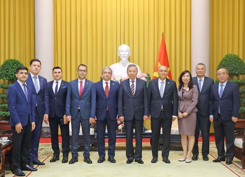 越南国家主席苏林同突厥语国家组织三国驻越南大使和各位代表合影。（图片来源：越通社）