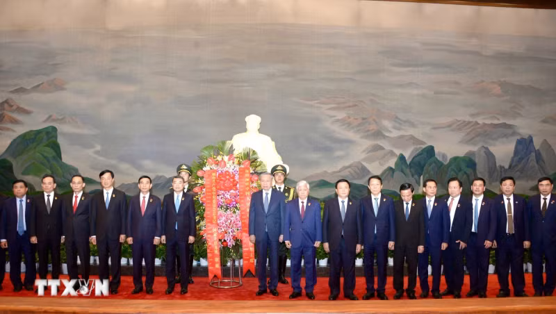 越共中央总书记、国家主席苏林与代表们在毛泽东主席纪念堂参观。（图片来源：越通社）