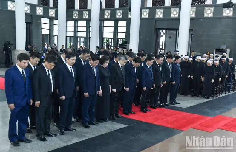 越共中央检查委员会代表团吊唁越共中央总书记阮富仲逝世。