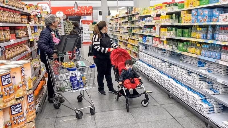 拉丁美洲和加勒比地区的人民在困难的经济背景下收紧支出。（图片来源：Clarín）