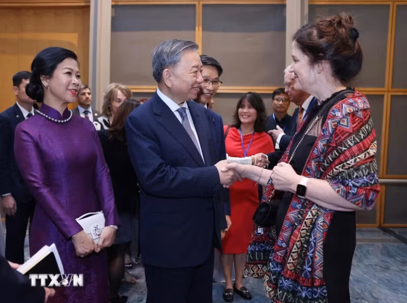 越共中央总书记、国家主席苏林和夫人与出席越美全面战略伙伴关系一周年纪念典礼的各位代表。（图片来源：越通社）