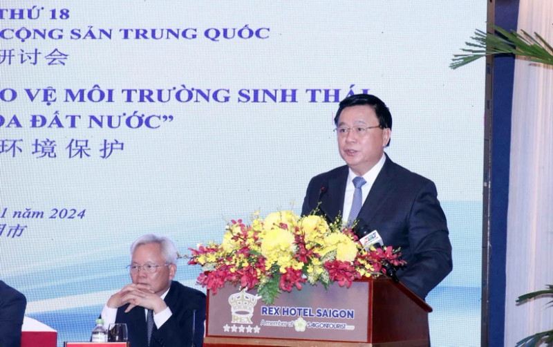 越共中央政治局委员、中央理论委员会主席、胡志明国家政治学院院长阮春胜发表讲话。（图片来源：越通社）