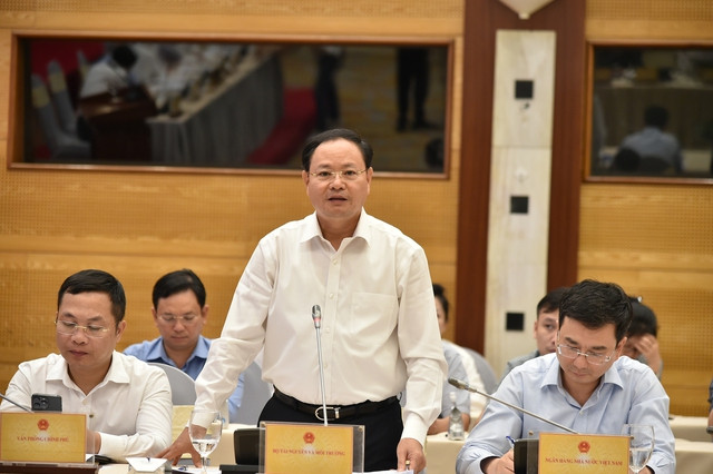 自然资源与环境部副部长黎明银回答记者提问。（图片来源：越通社）