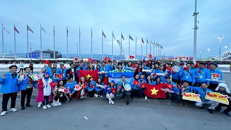 参加024年世界青年联欢节的越南代表团合影。