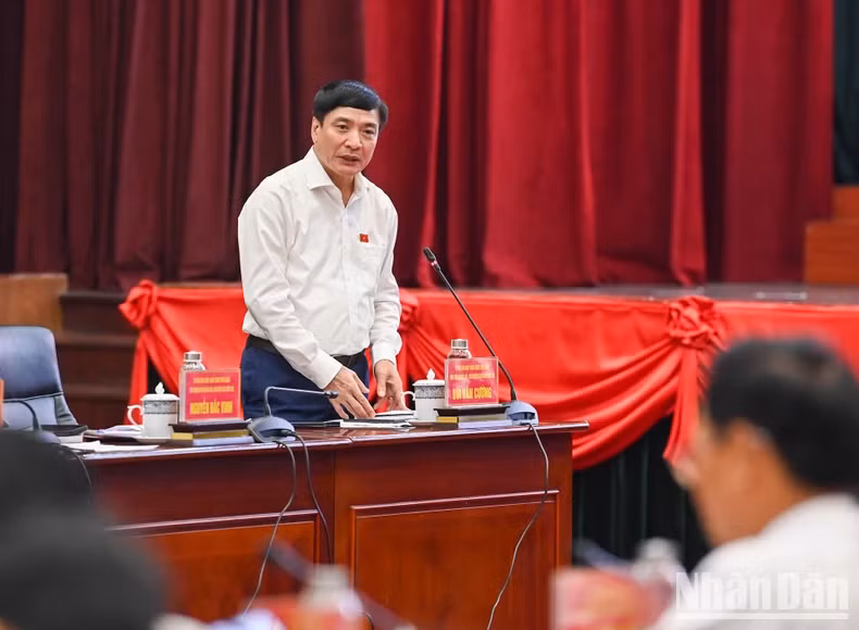 国会秘书长、国会办公厅主任裴文强发表讲话。