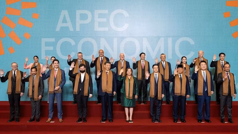 亚太经合组织领导人合影。（图片来源：越通社）