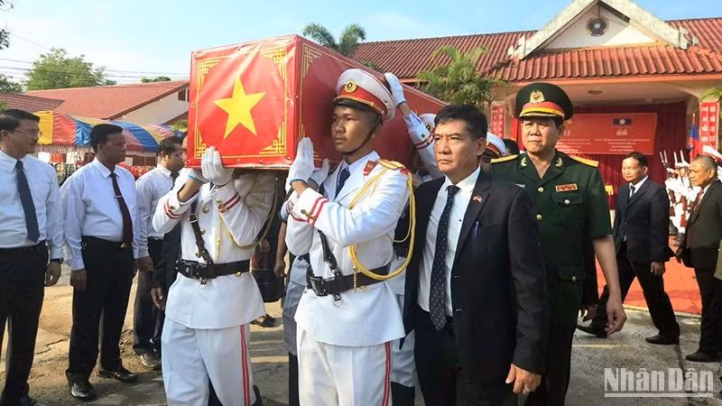 在老挝牺牲的越南志愿军烈士遗骸归国。