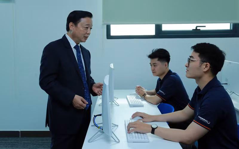 陈红河副总理和菲尼卡大学学生。
