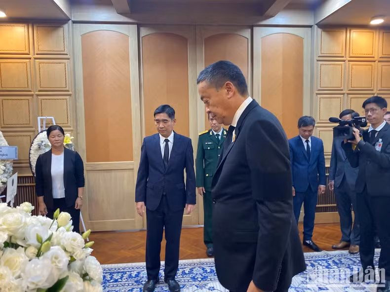 泰国总理赛塔·他威信吊唁越共中央总书记阮富仲逝世。