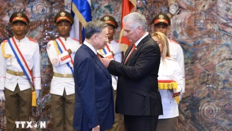 古共中央第一书记、国家主席米格尔·迪亚斯-卡内尔·贝穆德斯向越共中央总书记、国家主席苏林颁授“何塞·马蒂”勋章。（图片来源：越通社）